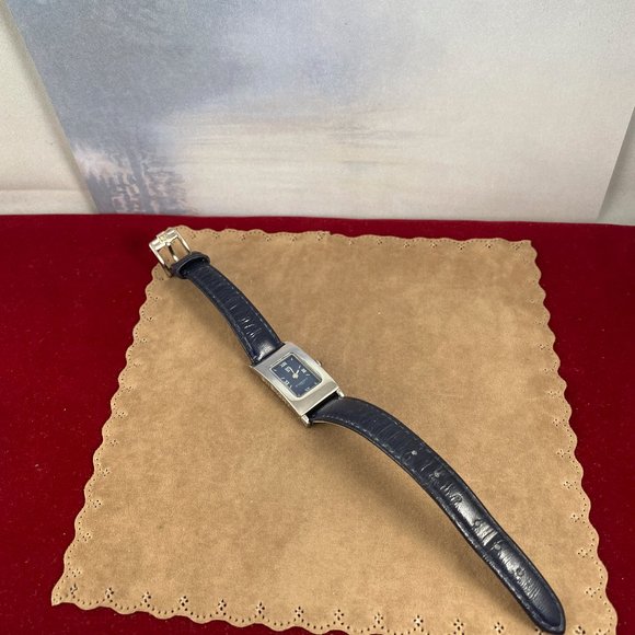 Vintage Givenchy Paris Quartz Ladies Watch - Picture 4 of 9